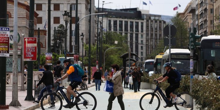Covid: Η συμβίωση με την πανδημία – Θα γίνει μέρος της καθημερινότητάς μας ο κορωνοιός; Θα ζούμε πλέον μαζί του και για πόσο;