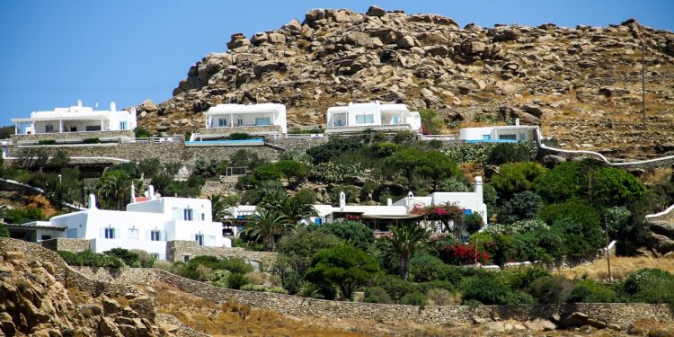 Handelsblatt: Περιζήτητα τα ακίνητα στα ελληνικά νησιά – Τα εξοχικά προτιμούν ξένοι επενδυτές