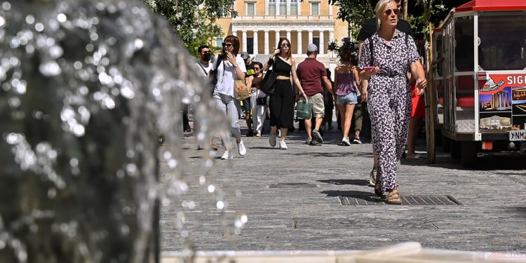 Κορονοϊός: Σε εξέλιξη το 6ο κύμα – Η χαλάρωση ευνοεί τη μετάδοση της Ο5 – Υποχρεωτικές μάσκες σε πλοία και αεροπλάνα συνιστούν οι επιστήμονες