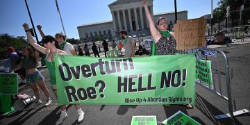 Κατάργηση των αμβλώσεων στις ΗΠΑ: Σάλος μετά την απόφαση – Μπάιντεν: Αναγκάζει τις γυναίκες να μεγαλώσουν το παιδί του βιαστή τους – Γυρνάει τη χώρα 150 χρόνια πίσω | ΦΩΤΟ