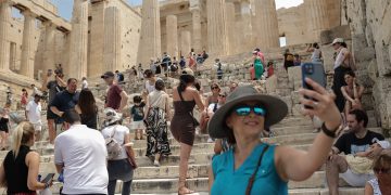 Η Ακρόπολη πόλος έλξης για τους τουρίστες – Αυξημένη κίνηση στον Ιερό Βράχο | ΦΩΤΟ