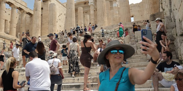 Η Ακρόπολη πόλος έλξης για τους τουρίστες – Αυξημένη κίνηση στον Ιερό Βράχο | ΦΩΤΟ