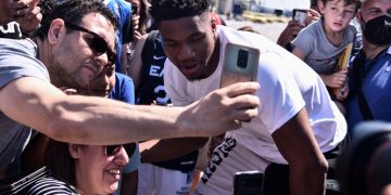 Γιάννης Αντετοκούνμπο: Πανδαιμόνιο στο αεροδρόμιο στα εγκαίνια του καταστήματος Antetokounbros – Χαμός για αυτόγραφα και σέλφι | ΦΩΤΟ