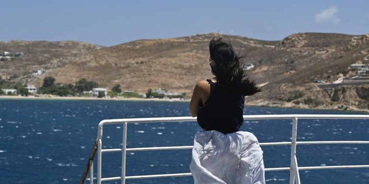 Θα στερηθεί “τα μπάνια του λαού” το 51,6% των Ελλήνων – Χωριό και εξοχικό θα προτιμήσει η πλειοψηφία όσων κάνουν διακοπές – Οι μεγαλύτεροι σε ηλικία θα μείνουν σπίτι