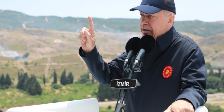 Πολεμικές ιαχές Ερντογάν με σκηνικό άσκηση απόβασης σε ελληνικά νησιά – “Είσαι μακριά από τη λογική, την ελευθερία και το δίκαιο” απαντά η Αθήνα