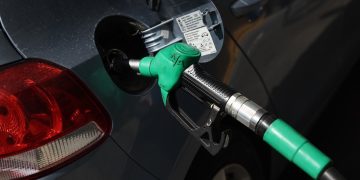 Fuel Pass: Τρέχει η κυβέρνηση να αντιμετωπίσει την ακρίβεια στα καύσιμα – Νέο πακέτο για περισσότερους δικαιούχους και μεγαλύτερη επιδότηση