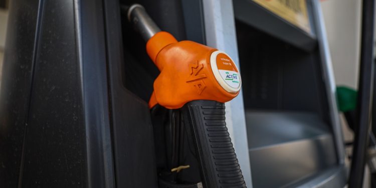 Fuel Pass: Τρέχει η κυβέρνηση να αντιμετωπίσει την ακρίβεια στα καύσιμα – Νέο πακέτο για περισσότερους δικαιούχους και μεγαλύτερη επιδότηση