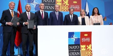 Διεύρυνση ΝΑΤΟ με Φινλανδία και Σουηδία: Έπιασαν τόπο οι απειλές Ερντογάν – Υπέγραψαν 3μερές Μνημόνιο που ικανοποιεί την Άγκυρα – Αιχμές η τρομοκρατία και οι εξαγωγές όπλων