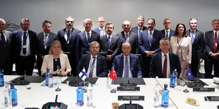 Διεύρυνση ΝΑΤΟ με Φινλανδία και Σουηδία: Έπιασαν τόπο οι απειλές Ερντογάν – Υπέγραψαν 3μερές Μνημόνιο που ικανοποιεί την Άγκυρα – Αιχμές η τρομοκρατία και οι εξαγωγές όπλων