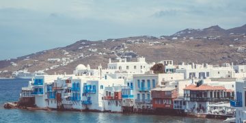 Handelsblatt: Η Ελλάδα, ο καλύτερος προορισμός για διακοπές – Αλλά… στη Μύκονο θα πληρώσεις 79 ευρώ τα καλαμαράκια και 15 ευρώ τον εσπρέσο