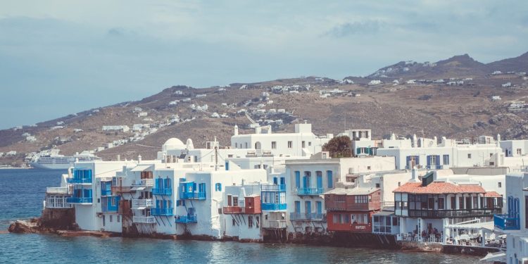Handelsblatt: Η Ελλάδα, ο καλύτερος προορισμός για διακοπές – Αλλά… στη Μύκονο θα πληρώσεις 79 ευρώ τα καλαμαράκια και 15 ευρώ τον εσπρέσο