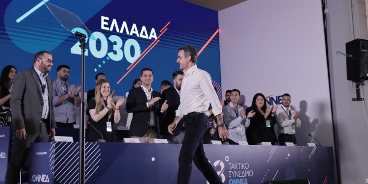 Μητσοτάκης στην ΟΝΝΕΔ: Στο δίλημμα ή με τις βιβλιοθήκες ή με τις βαριοπούλες θα πρέπει όλοι να τοποθετηθούν