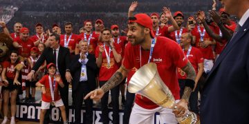 Ερυθρόλευκο πανηγύρι στο ΣΕΦ – Ο Ολυμπιακός νίκησε τον ΠΑΟ 93-74 και στέφθηκε πρωταθλητής μετά από 6 χρόνια – Αποθέωση και συγκίνηση για τον Πρίντεζη | ΦΩΤΟ