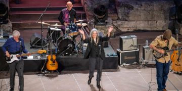 Η Patti Smith μάγεψε στο Ηρώδειο – Η ιέρεια της νεοϋορκέζικης punk rock σκηνής ξεσήκωσε τον κόσμο: “Βγείτε στους δρόμους, εσείς είστε το μέλλον”