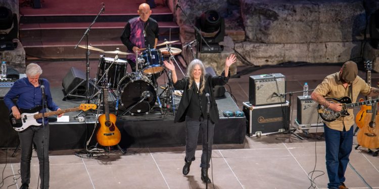 Η Patti Smith μάγεψε στο Ηρώδειο – Η ιέρεια της νεοϋορκέζικης punk rock σκηνής ξεσήκωσε τον κόσμο: “Βγείτε στους δρόμους, εσείς είστε το μέλλον”