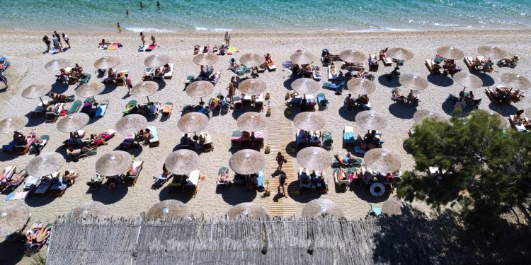 Ακριβή μου… ξαπλώστρα – Πως βλέπουν διεθνή ΜΜΕ το ελληνικό καλοκαίρι – Πιο αλμυρή η τιμή και στο δημοφιλές σουβλάκι 