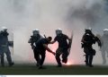 Σοβαρά επεισόδια στο γήπεδο του Ρουφ με φωτοβολίδες, πέτρες, χημικά – Μάχες οπαδών με τα ΜΑΤ 
