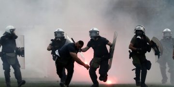 Σοβαρά επεισόδια στο γήπεδο του Ρουφ με φωτοβολίδες, πέτρες, χημικά – Μάχες οπαδών με τα ΜΑΤ 