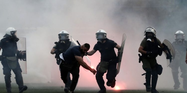 Σοβαρά επεισόδια στο γήπεδο του Ρουφ με φωτοβολίδες, πέτρες, χημικά – Μάχες οπαδών με τα ΜΑΤ 