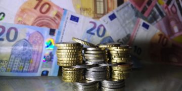 Ευρωπαϊκή Κεντρική Τράπεζα: Ιστορική στροφή με αυξήσεις επιτοκίων – Επιχειρεί να υψώσει ανάχωμα στη συνεχή άνοδο του πληθωρισμού