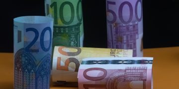 Reuters: Η ελληνική οικονομία δεν κινδυνεύει στο άμεσο μέλλον, ακόμη και σε περιβάλλον αυξανόμενων επιτοκίων – Εμφανίζει θετικούς δείκτες ανάπτυξης