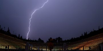 Έντονα καιρικά φαινόμενα στην Αττική, καταιγίδα και αστραπές – Προσοχή συστήνει η Πολιτική Προστασία