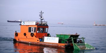 Επιχείρηση καθαρισμού του Θερμαϊκού – Το ειδικό σκάφος βγάζει 200 κιλά σκουπίδια κάθε φορά || ΦΩΤΟ