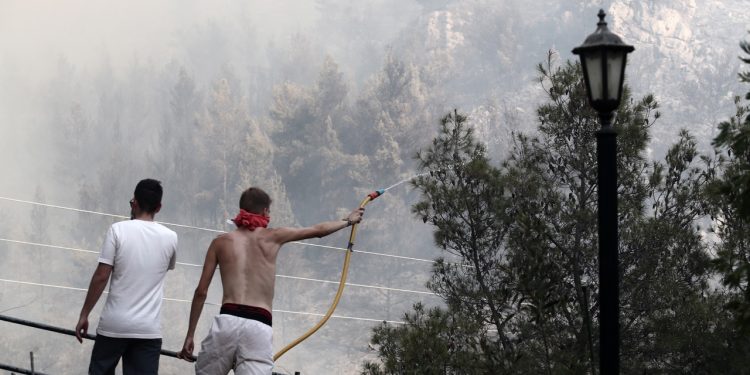Τι πρέπει να κάνετε αν ξεσπάσει πυρκαγιά και απειλείται το σπίτι σας – Οδηγίες της Πολιτικής Προστασίας