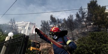 Μεγάλη πυρκαγιά μαίνεται σε Άνω Γλυφάδα και Βούλα – Εκκενώνονται οικισμοί και τα παιδικά χωριά SOS | ΦΩΤΟ