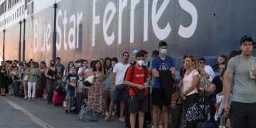 Αδειούχοι Αυγούστου – 1ο κύμα: Μεγάλη έξοδος, ουρές στα πλοία – Μέχρι την Κυριακή, μόνο από το λιμάνι του Πειραιά, θα φύγουν 100.000 | ΦΩΤΟ