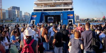 Διακοπές: Χαμός στα λιμάνια από χιλιάδες αδειούχους του Ιουλίου – Για τα νησιά των Κυκλάδων οι περισσότεροι – Μεγάλη πληρότητα στα πλοία