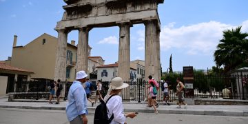 Κορονοϊός: Το 6ο κύμα εκτοξεύει τον αριθμό των κρουσμάτων – Συνολικά 30.588 την Τρίτη και 19 θάνατοι – Ανησυχεί ο αριθμός των αυξημένων επαναλοιμώξεων