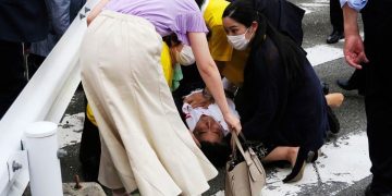 Σοκ! Δολοφονική επίθεση κατά του πρώην Ιάπωνα πρωθυπουργού – Συγκλονίζει η στιγμή της επίθεσης – Νεκρός ο Σίνζο Άμπε | ΦΩΤΟ