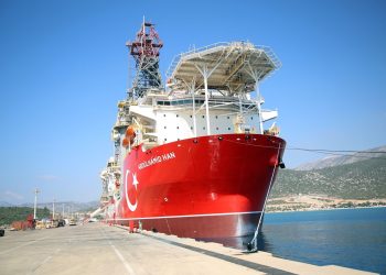 Κάτι ετοιμάζει ο Ερντογάν: Έβγαλε το γεωτρύπανο “Αμπντουλχαμίντ Χαν” – Σόου του Τουρκοκύπριου Τατάρ μπροστά στο πλοίο – Σε ετοιμότητα οι Ελληνικές Δυνάμεις | ΦΩΤΟ