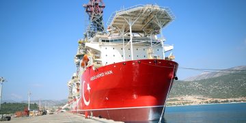 Κάτι ετοιμάζει ο Ερντογάν: Έβγαλε το γεωτρύπανο “Αμπντουλχαμίντ Χαν” – Σόου του Τουρκοκύπριου Τατάρ μπροστά στο πλοίο – Σε ετοιμότητα οι Ελληνικές Δυνάμεις | ΦΩΤΟ