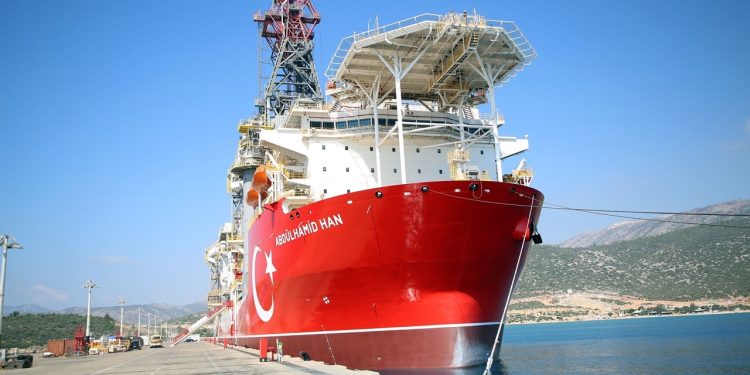 Κάτι ετοιμάζει ο Ερντογάν: Έβγαλε το γεωτρύπανο “Αμπντουλχαμίντ Χαν” – Σόου του Τουρκοκύπριου Τατάρ μπροστά στο πλοίο – Σε ετοιμότητα οι Ελληνικές Δυνάμεις | ΦΩΤΟ