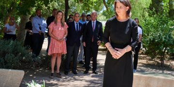 Η Γερμανίδα ΥΠΕΞ στην Αθήνα: Η διατήρηση της μνήμης προϋπόθεση για ένα καλό κοινό μέλλον στην Ενωμένη Ευρώπη, δήλωσε στο μνημείο του Ολοκαυτώματος | ΦΩΤΟ