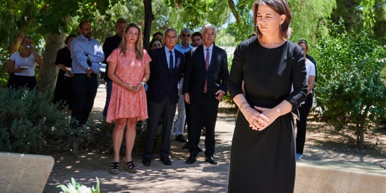 Η Γερμανίδα ΥΠΕΞ στην Αθήνα: Η διατήρηση της μνήμης προϋπόθεση για ένα καλό κοινό μέλλον στην Ενωμένη Ευρώπη, δήλωσε στο μνημείο του Ολοκαυτώματος | ΦΩΤΟ