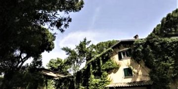 Πως έριξαν τον Ντράγκι – Ίντριγκα αλά ιταλικά: Το μενού στη βίλα Μπερλουσκόνι είχε ξιφία, σαλάτα, παγωμένο γιαούρτι και… “σούπερ Μάριο” | ΦΩΤΟ