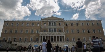 Η ακρίβεια θα καθορίσει το αποτέλεσμα των εκλογών – Υπεροχή ΝΔ και Μητσοτάκη παρά τη δυσαρέσκεια – Χαμηλά ποσοστά στα σενάρια κυβερνήσεων συνεργασίας