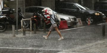 Καιρός – Αλλαγή σκηνικού: Έντονα φαινόμενα κατευθύνονται νότια, θα πλήξουν και την Αττική – Κεραυνοί προκαλούν πυρκαγιές – Συναγερμός στην Πυροσβεστική