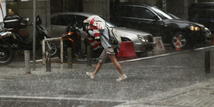 Καιρός – Αλλαγή σκηνικού: Έντονα φαινόμενα κατευθύνονται νότια, θα πλήξουν και την Αττική – Κεραυνοί προκαλούν πυρκαγιές – Συναγερμός στην Πυροσβεστική