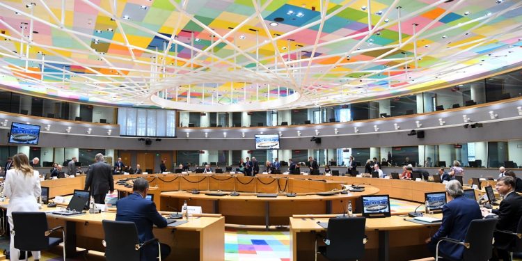 Eurogroup: Βάλτε φρένο στα επιδόματα – Προστασία μόνο των πιο ευάλωτων – Οι μειώσεις φόρων και των ειδικών φόρων κατανάλωσης να είναι προσωρινά μέτρα | ΦΩΤΟ