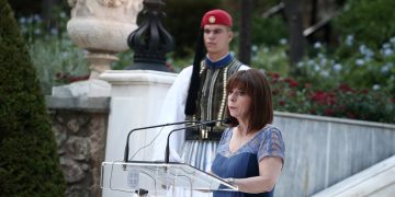 Επέτειος αποκατάστασης της Δημοκρατίας – Σακελλαρόπουλου: Ο διχαστικός λόγος αδικεί τη δημόσια σφαίρα και δεν υπηρετεί τη Δημοκρατία μας – Δεξίωση στο Προεδρικό Μέγαρο | ΦΩΤΟ