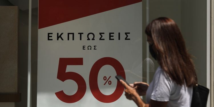 Θερινές Εκπτώσεις: Αρχίζουν τη Δευτέρα και είναι αντίδοτο στον πληθωρισμό, με ποικιλία προϊόντων και συμφέρουσες τιμές, λένε οι έμποροι – Τι να προσέχουν οι καταναλωτές