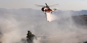 Ρέθυμνο – Πυρκαγιά: Νέα αναζωπύρωση – Εκκενώνονται πολυτελείς κατοικίες που διαμένουν τουρίστες – Μεγάλες καταστροφές, υποψίες για εμπρησμό