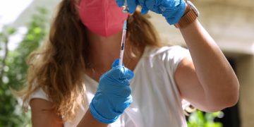 Κορονοϊός – Εμβολισμός: Μόνο με σύμφωνη γνώμη του γιατρού τους να κάνουν την 4η δόση – Σύσταση της Θεοδωρίδου στους 30-59 ετών – Θα πάρει χρόνο το νέο εμβόλιο