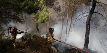 Καταστροφικές πυρκαγιές: Επιφυλακή όλη τη νύχτα σε Πεντέλη, Μέγαρα και Σαλαμίνα δυνάμεις της Πυροσβεστικής – Έτοιμες να επιχειρήσουν, αν χρειαστεί | ΦΩΤΟ