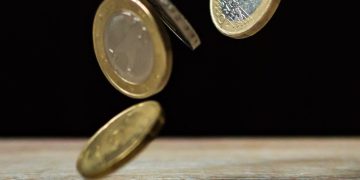 Σε ελεύθερη πτώση το Ευρώ, στα χαμηλότερα επίπεδα των τελευταίων 20 ετών – Βασική αιτία, να κλείσει η Ρωσία τη στρόφιγγα φυσικού αερίου στην Ευρώπη 