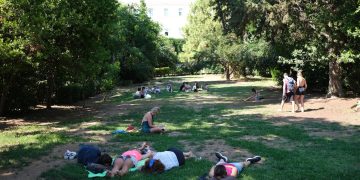 Καιρικό: Σε περίοδο καύσωνα διαρκείας η χώρα – Μέχρι και 10 βαθμούς πάνω από τη μέση θερμοκρασία εποχής – Τους 41 θα φτάσει το Σάββατο, αναλυτική ενημέρωση